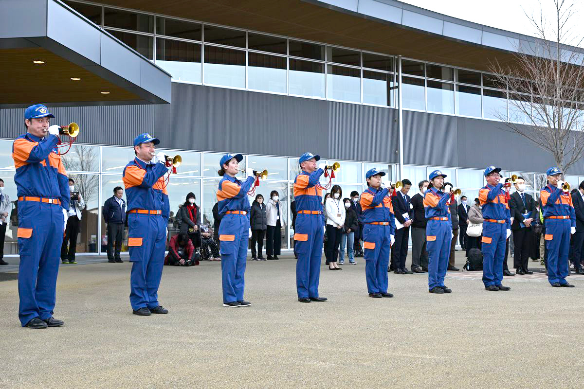 黙とうに合わせ演奏する町消防団ラッパ隊