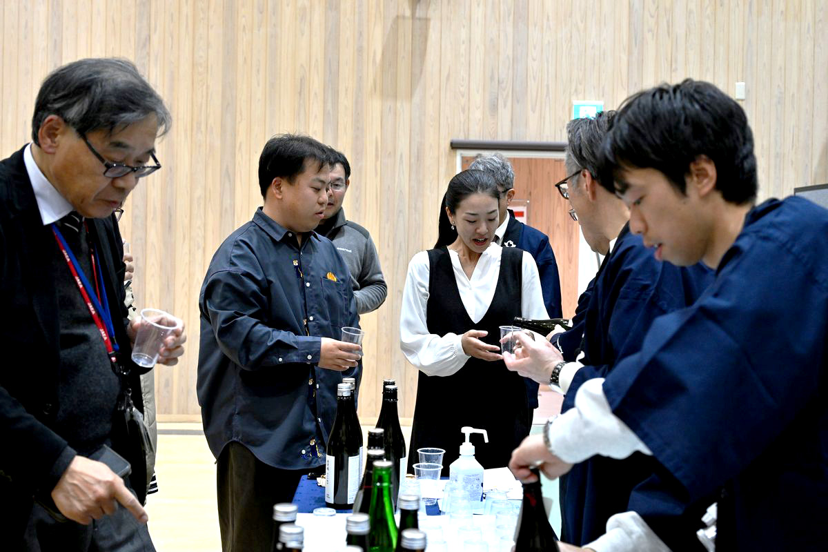 日本酒を楽しむ参加者ら