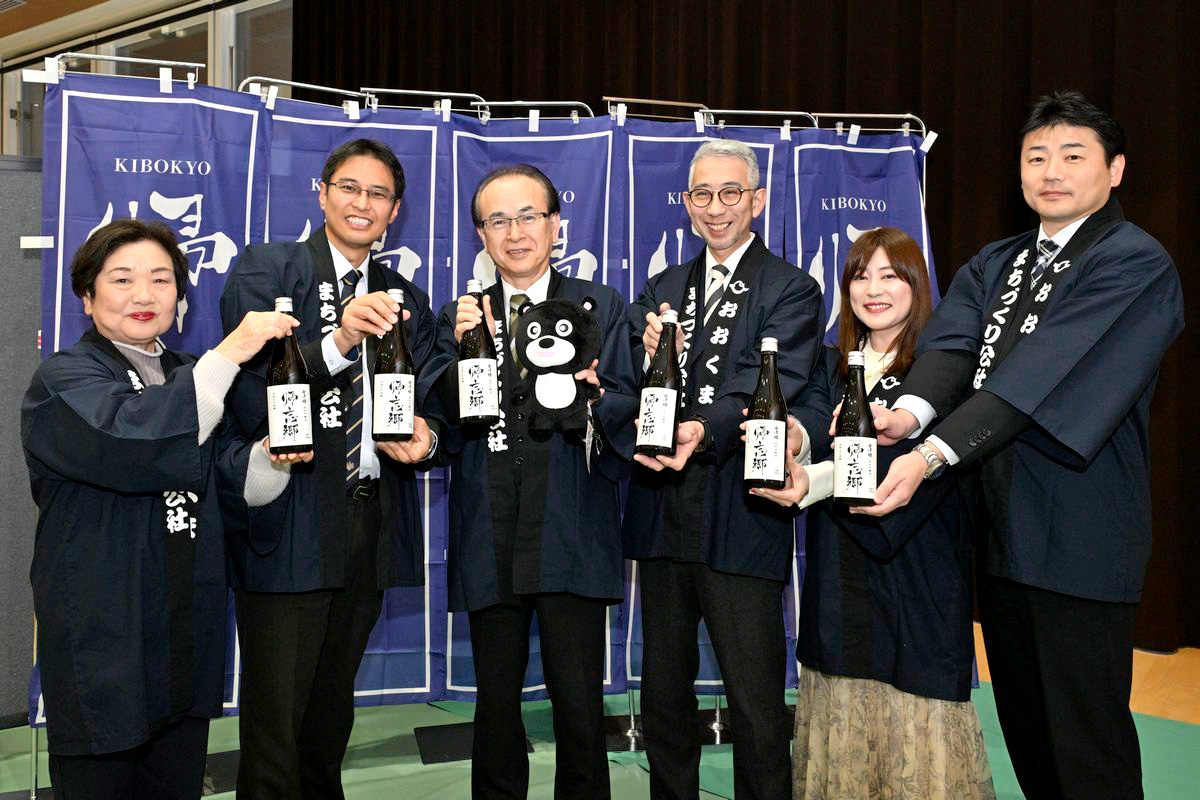 新酒の完成を祝う関係者ら