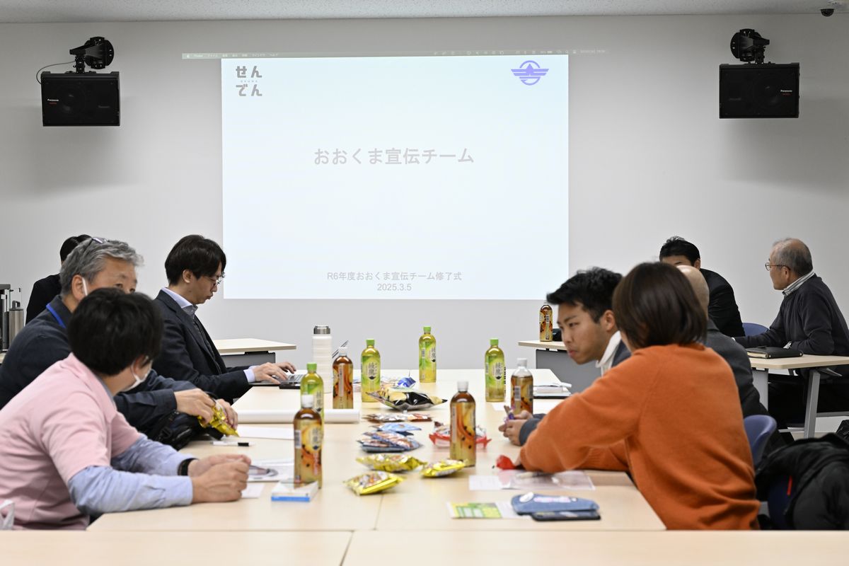 それぞれの記事を振り返えったメンバーら