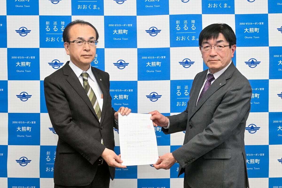吉田町長に答申書を手渡す和田豊会長