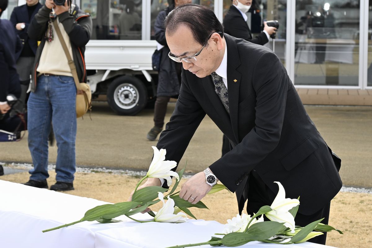 献花をする吉田町長。ふるさとの復興に向けて一歩ずつ確かな歩みを進めることを誓いました。