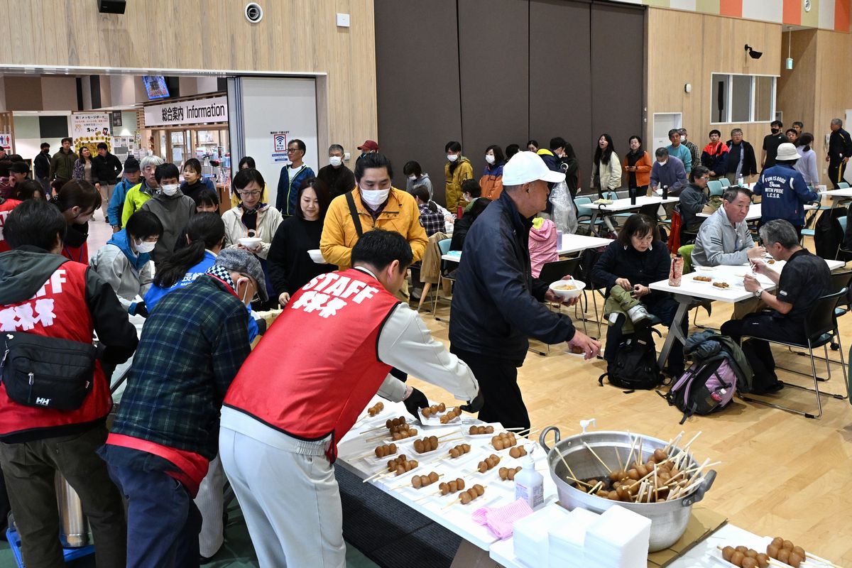 下山後には、linkる大熊で大声大会や抽選会を開催。最後に温かい豚汁と玉こんにゃくが振る舞われ、参加者の心と体を温めました