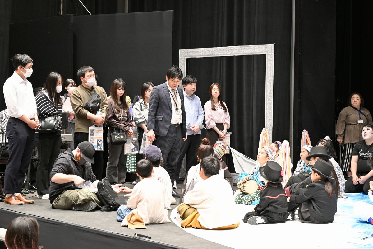 開演前に出演者を激励する教職員ら