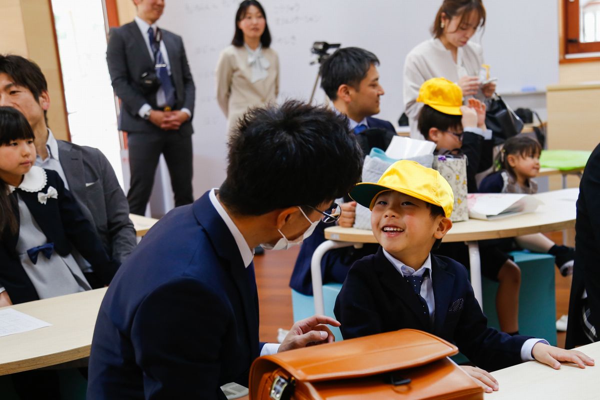 式後に学校生活の説明を受けた新入生ら