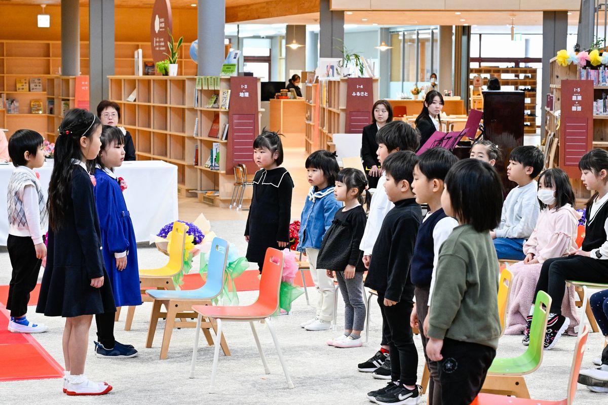 別れを惜しみ歌を贈り合う園児ら