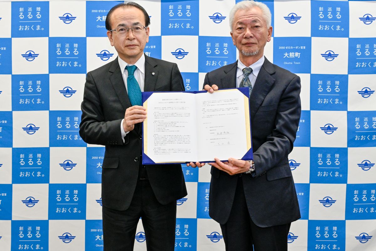 吉田町長と協定書を交わした柏原秀雄社長（右）