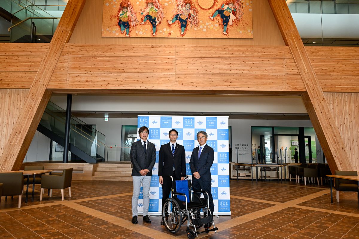左から吉田代表、新保副町長、河口社長