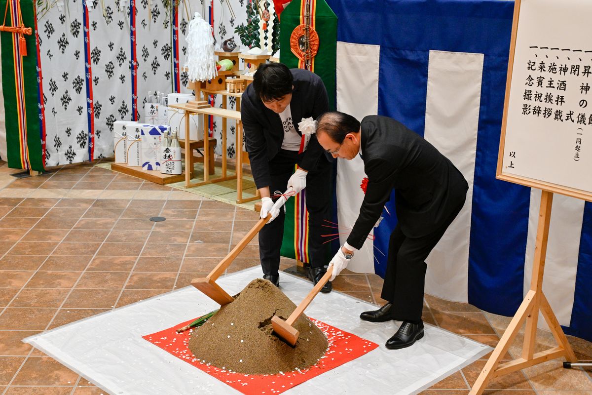 くわ入れを行う吉田町長と星川社長（左）