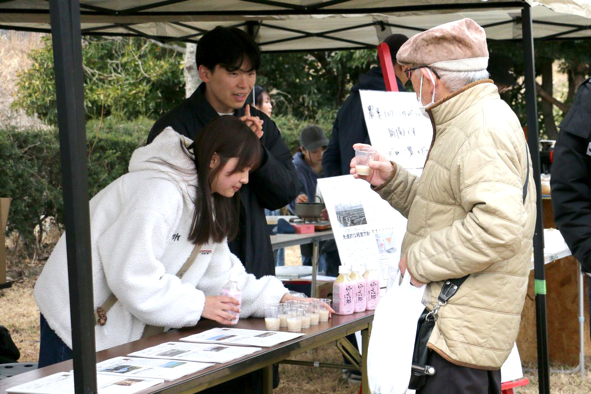 令和6年度大熊町農業インターンシップのブースでは、ネクサスファームおおくまで育てたイチゴや加工品の販売、帰望郷の甘酒試飲、インターンシップの活動展示が行われました。