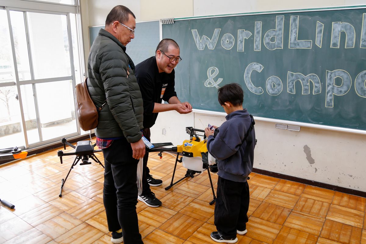 入居企業ブースでは、ドローンの展示や操縦体験が行われました。