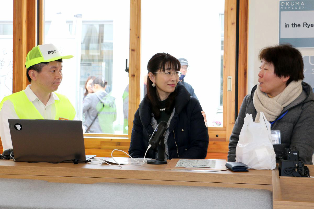 防災ラジオブースでは、来場者が防災について質問し、災害への備えを考えていました。