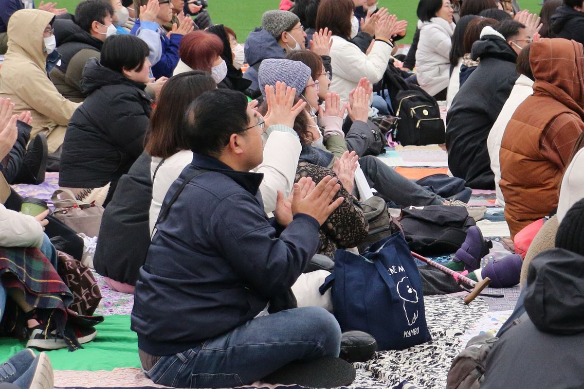 ステージイベント会場では大風呂敷の上で、来場者が思い思いに自由に音楽を楽しみました。