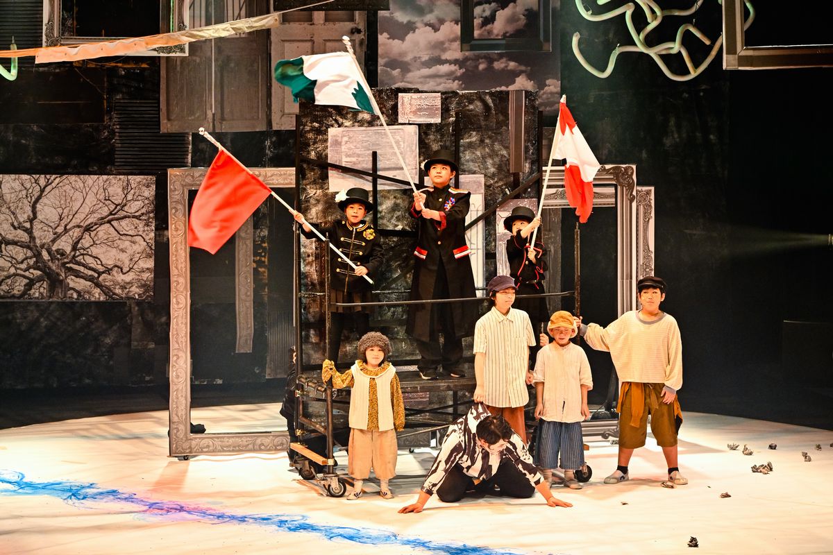 大熊町の子どもたちが、演劇を取り入れた教育の一環として取り組んできた「きおくの森」を、2025年3月26日に東京都渋谷区のこくみん共済coopホール／スペース・ゼロで上演。ふるさとから大きく羽ばたいた舞台となりました。