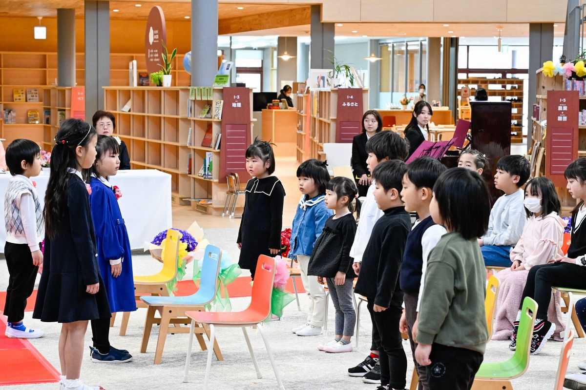 在園児たちは、新一年生になる卒園児へ「みんなともだち」の歌を贈り、別れを惜しみました。