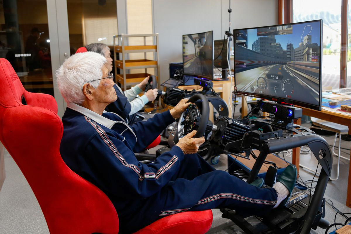 スピード感あふれるレーシングゲームに夢中の参加者