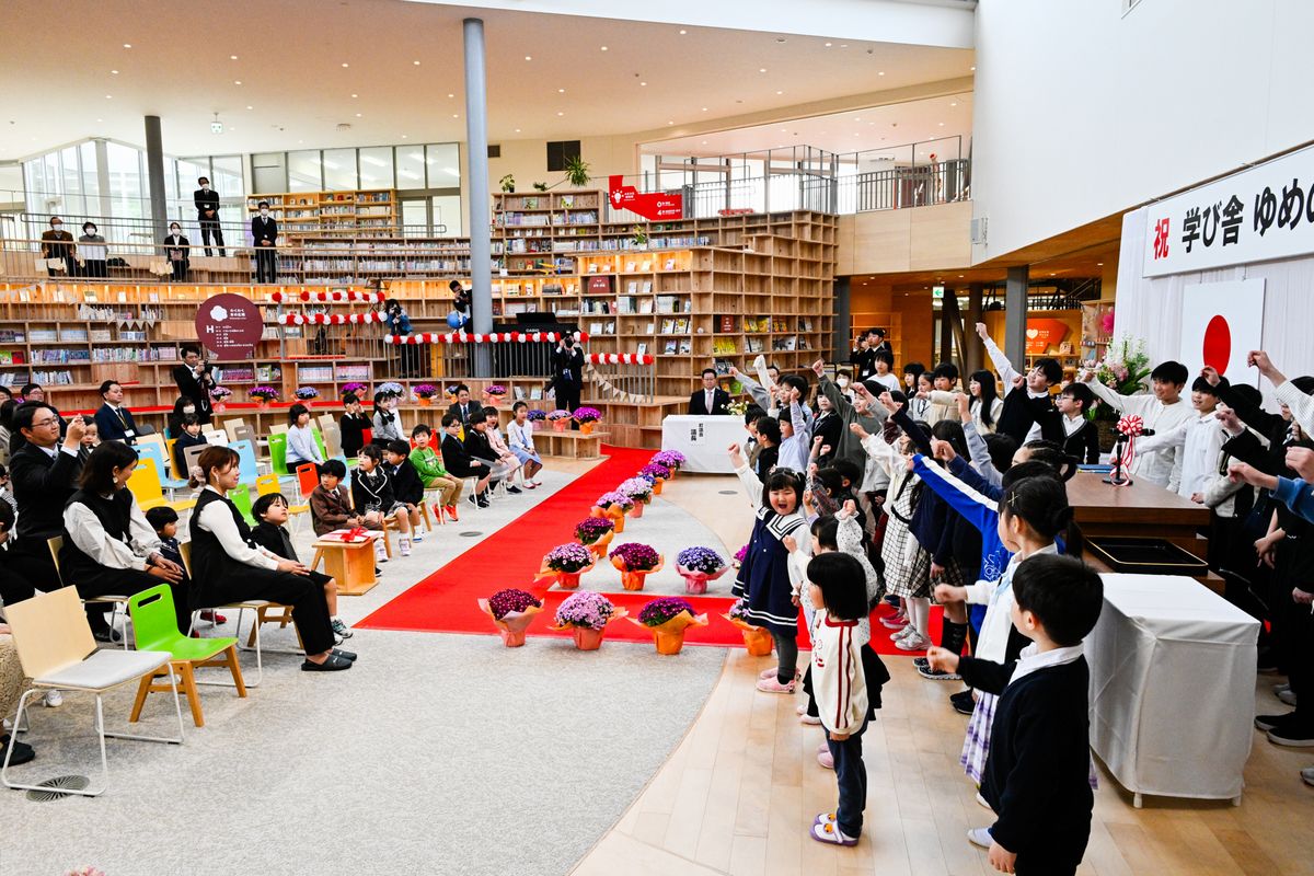 式の最後には、在校生が新入園児や新入生へ向けて学び舎ゆめの森の校歌を披露しました。明るく元気な歌声が図書ひろばに響き渡り、歌の締めくくりには、みんなで拳を突き上げて気持ちをひとつにしました。