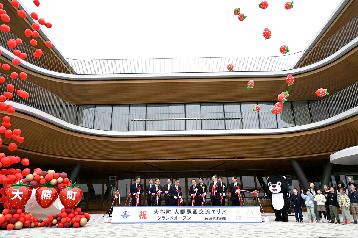 大野駅西交流エリアに整備していた大熊町産業交流施設「CREVA（くれば）おおくま」と大熊町大野駅西商業施設「クマSUN（さん）テラス」が、3月15日にグランドオープンを迎えました。写真はオープンを祝うテープカットの後、放課後児童クラブの子どもたちが大空に風船を飛ばした瞬間を捉えたものです。