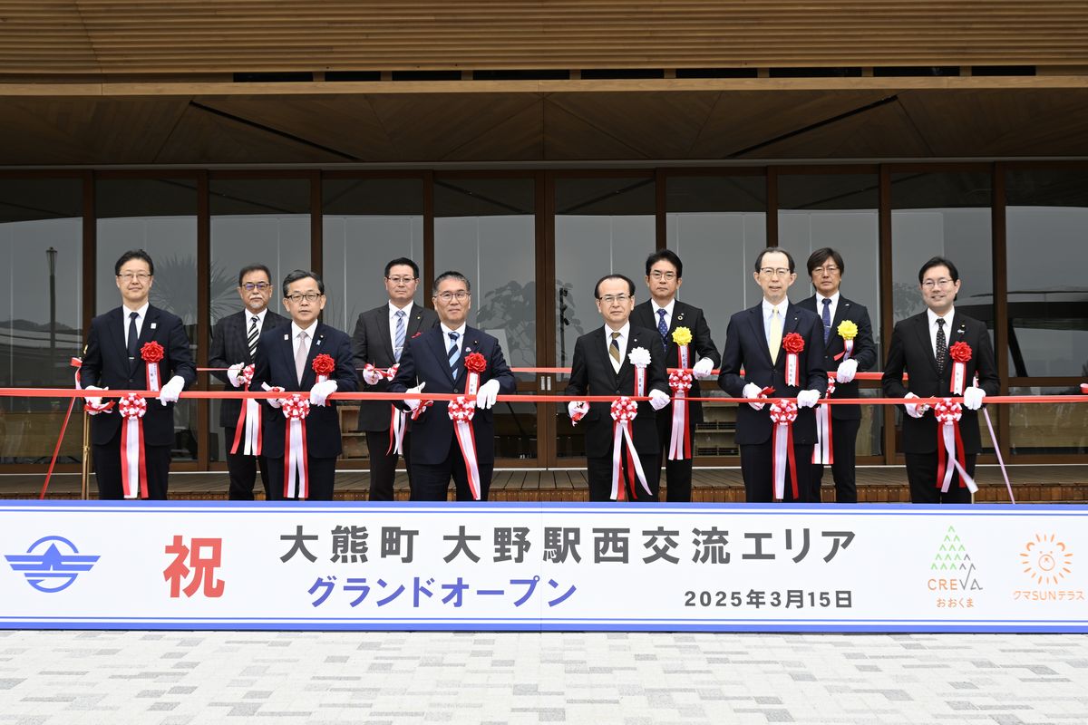 テープカットが盛大に行われ、来賓や入居企業の代表者たちが新たなスタートを祝福し、期待に胸を膨らませました。