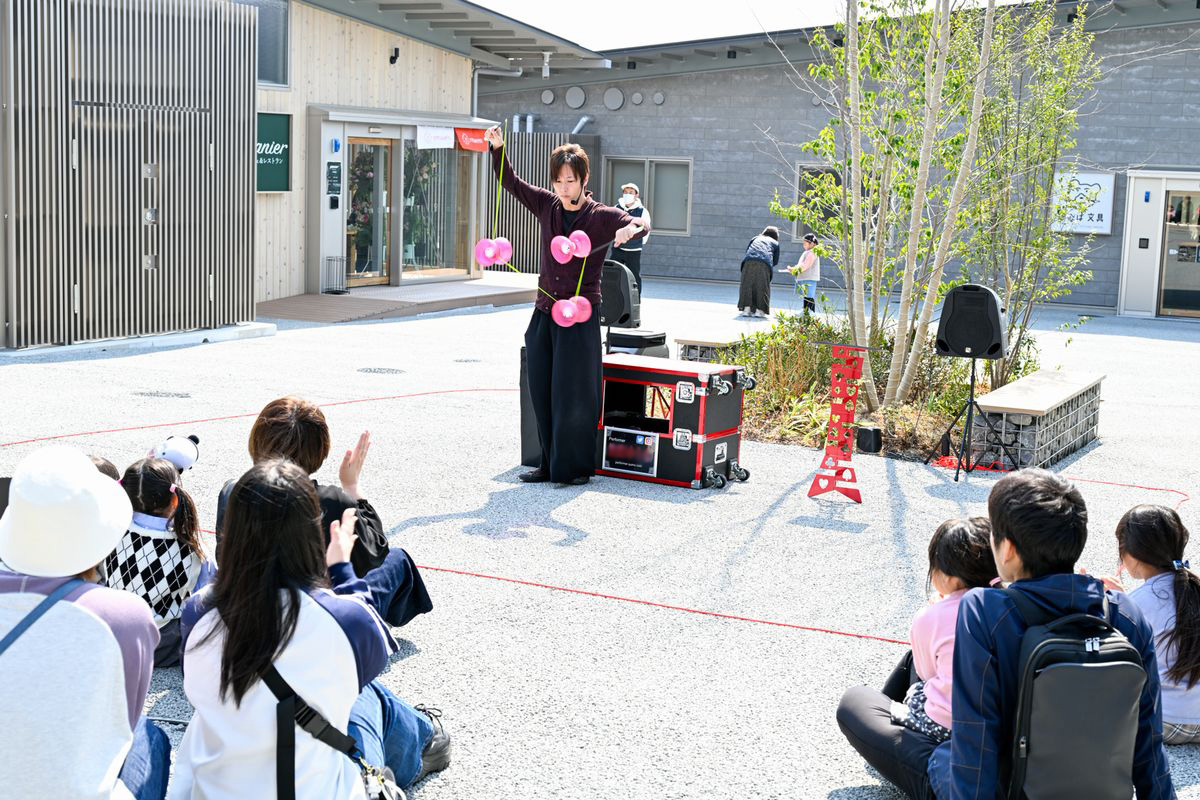 写真は大道芸の道具「ディアボロ（中国ゴマ）」を使ったパフォーマーの演技の様子。観客からは盛大な拍手が送られ、会場は大いに盛り上がりました。