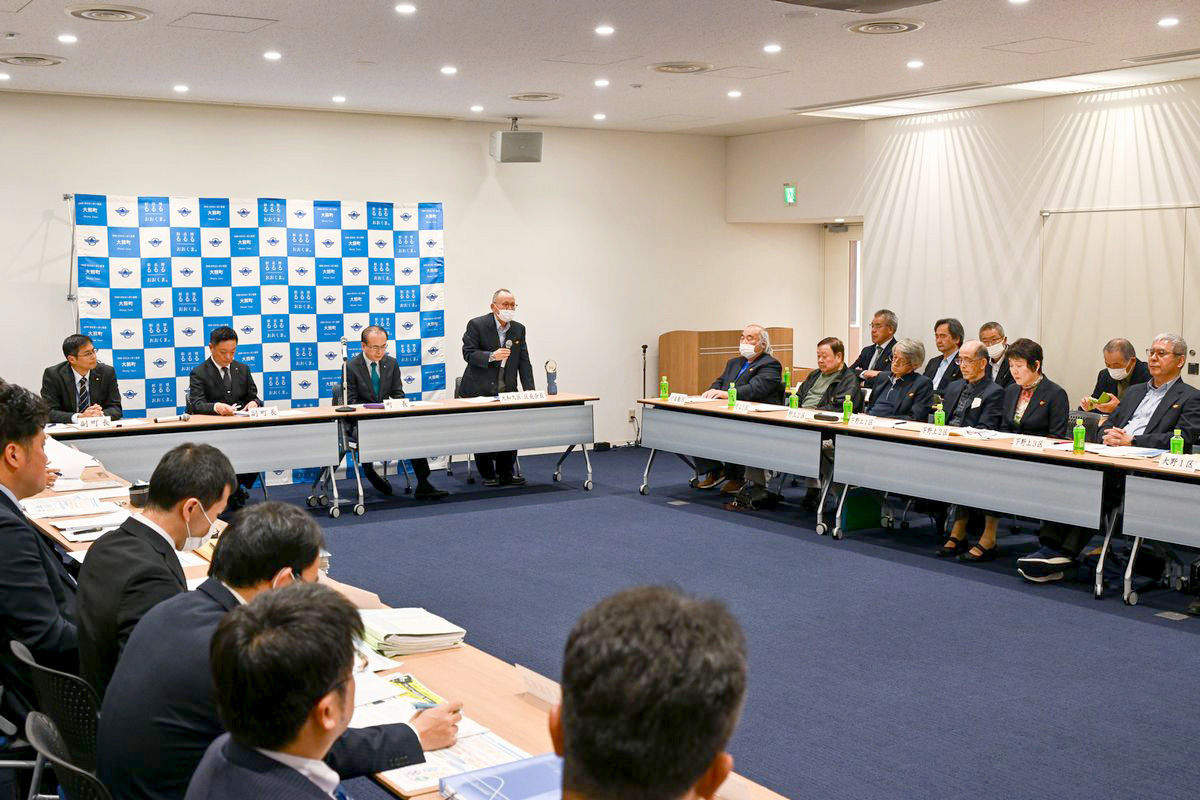 あいさつする清水正都行政区長会長（中央）