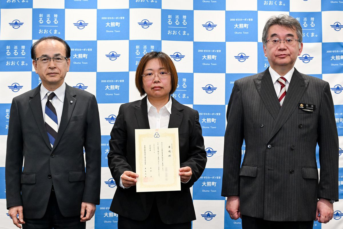 委嘱状を交付された吉田さん（中央）