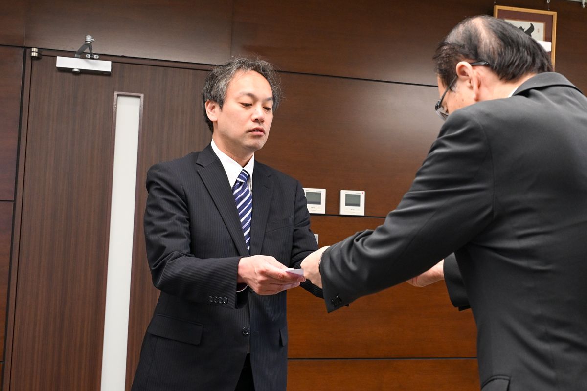 吉田町長から辞令書を手渡される岩﨑さん（左）