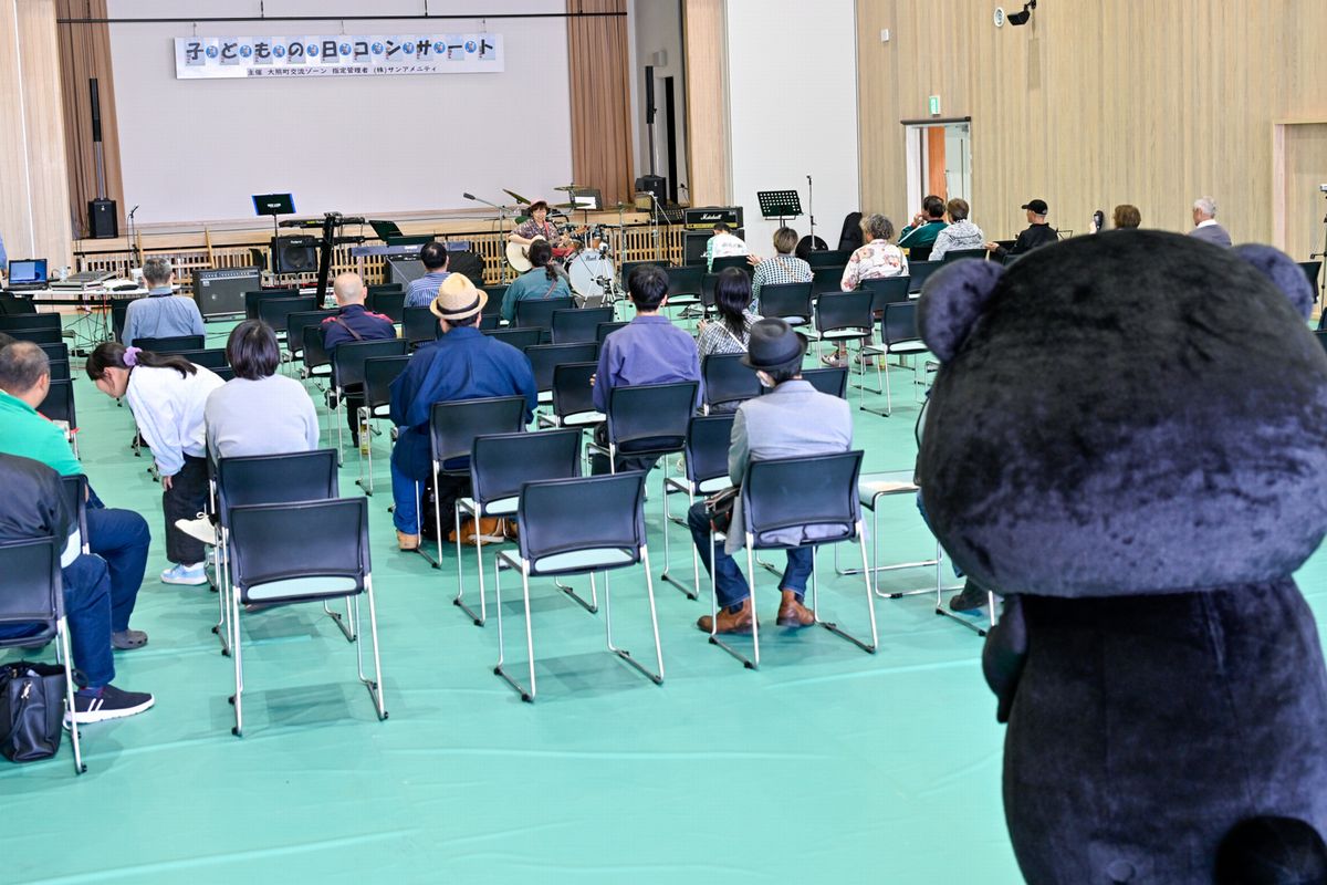 歌声や演奏に耳を傾けるまあちゃん（右）