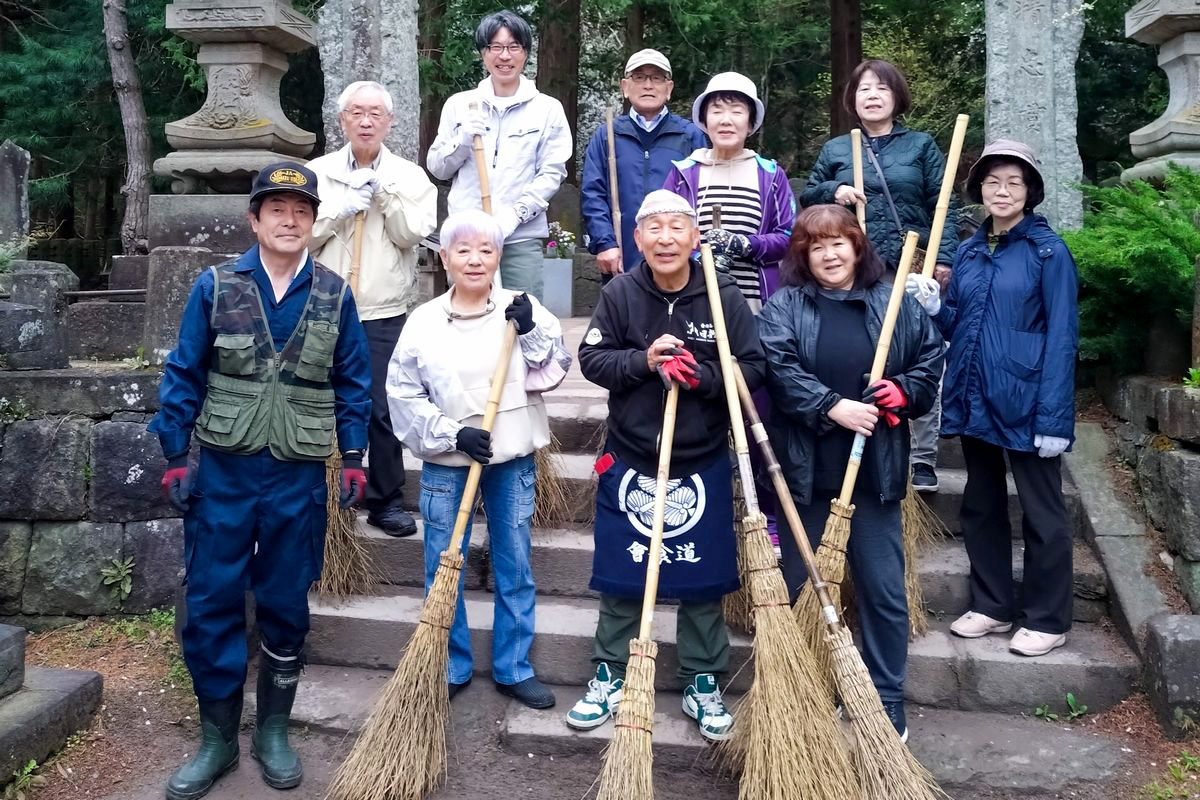 集合写真に収まる合同清掃参加者ら