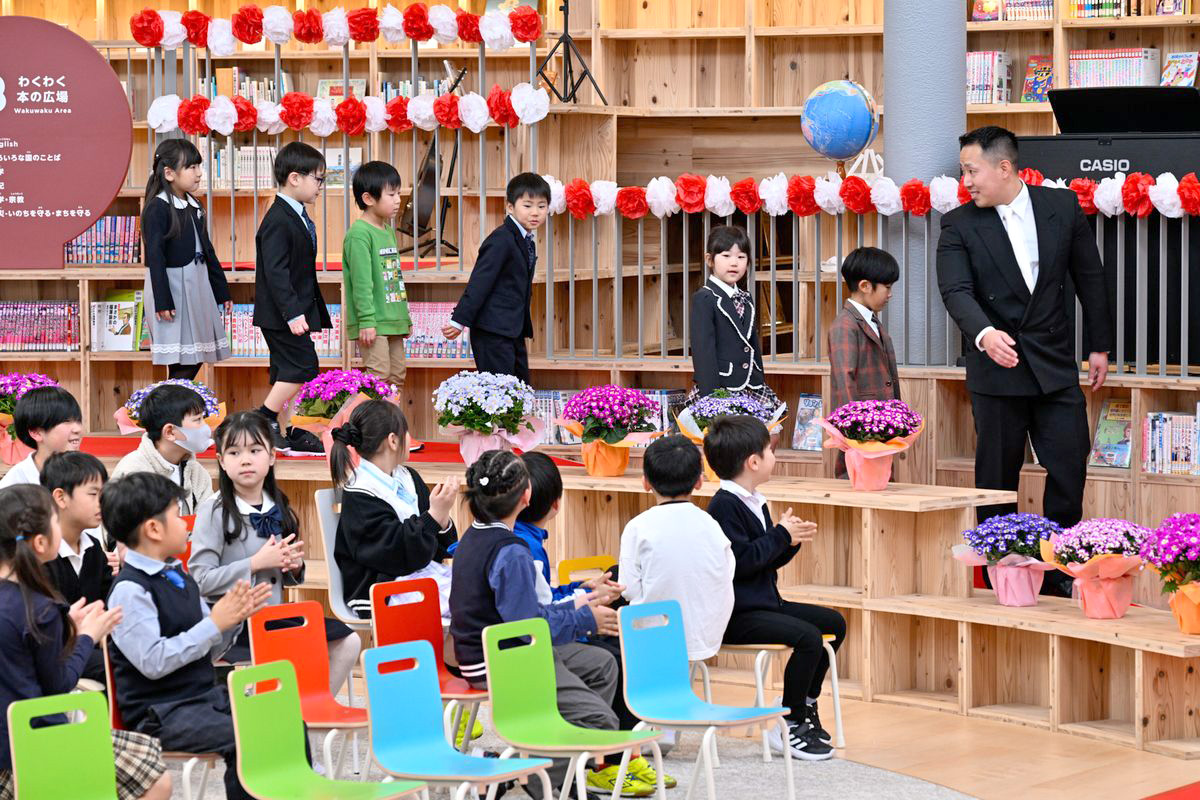 町立学び舎ゆめの森の入園・入学式となる「始まりの式」が4月7日、同校図書ひろばで開かれました。