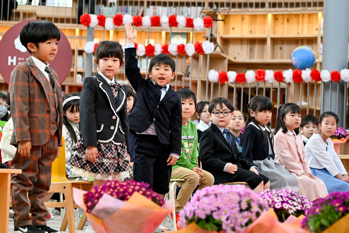 令和7年度、学び舎ゆめの森に新たな仲間が加わりました。認定こども園7人、義務教育学校8人、転入生6人が、それぞれ新たな一歩を踏み出しました。写真は、新入園児や新入生が呼名され、元気よく右手を上げて大きな声で応える様子です。
