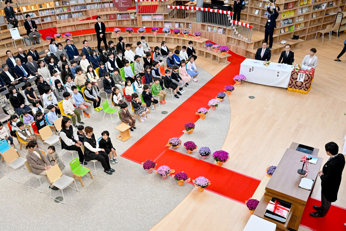 南郷市兵園長校長は式辞で、「教科書を学ぶのは、ただ覚えるためではなく、未来をつくるためです」と述べました。写真は、園長校長の話を真剣に聞く子どもたちの様子です。