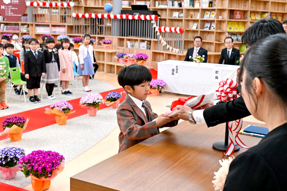 義務教育学校の新一年生には南郷校長から教科書が手渡されました。