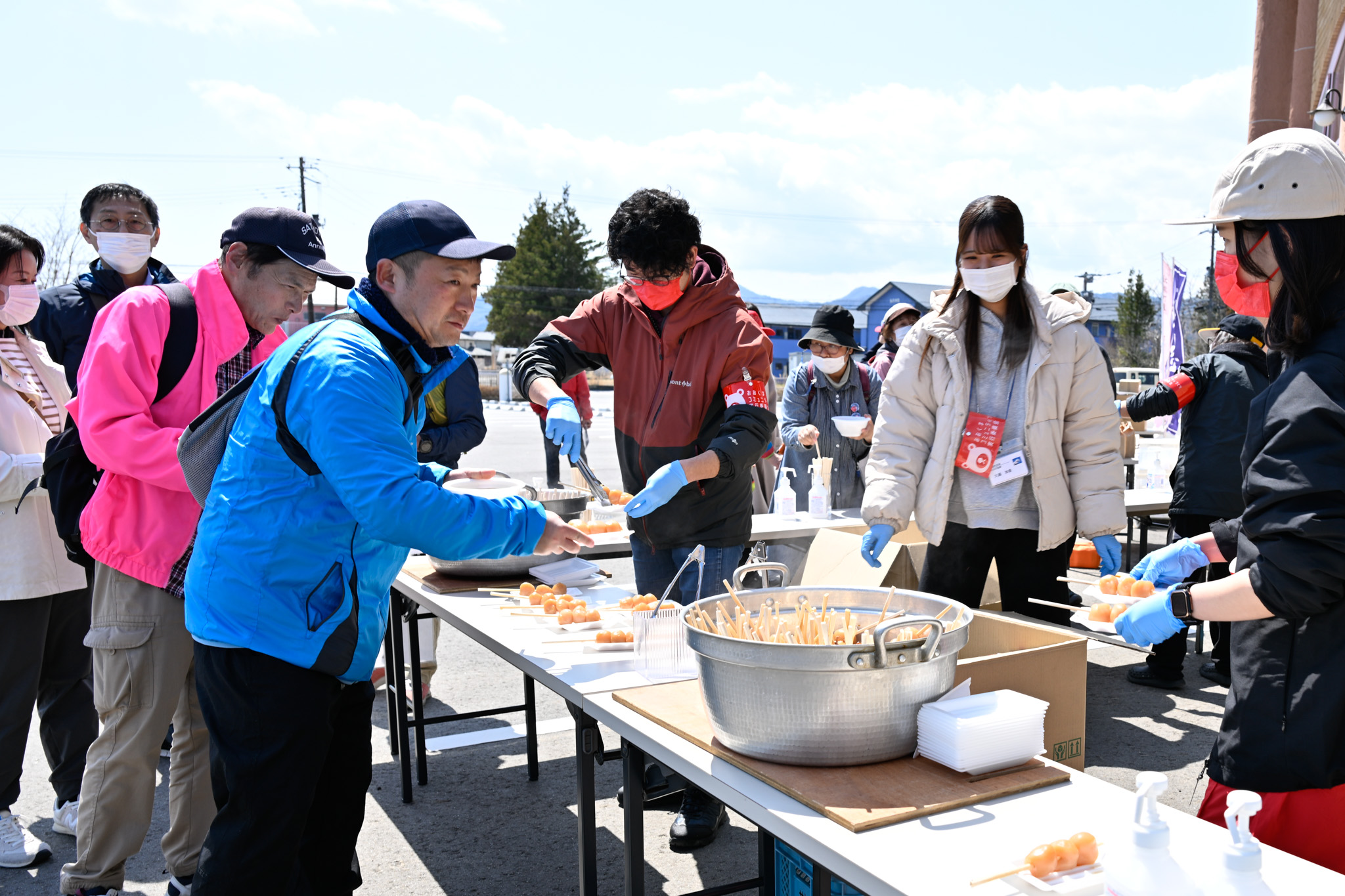 ゴール後の保健センターでは、温かい食事が振る舞われ、景品が当たる抽選会も行われるなど、大いに賑わいました。
