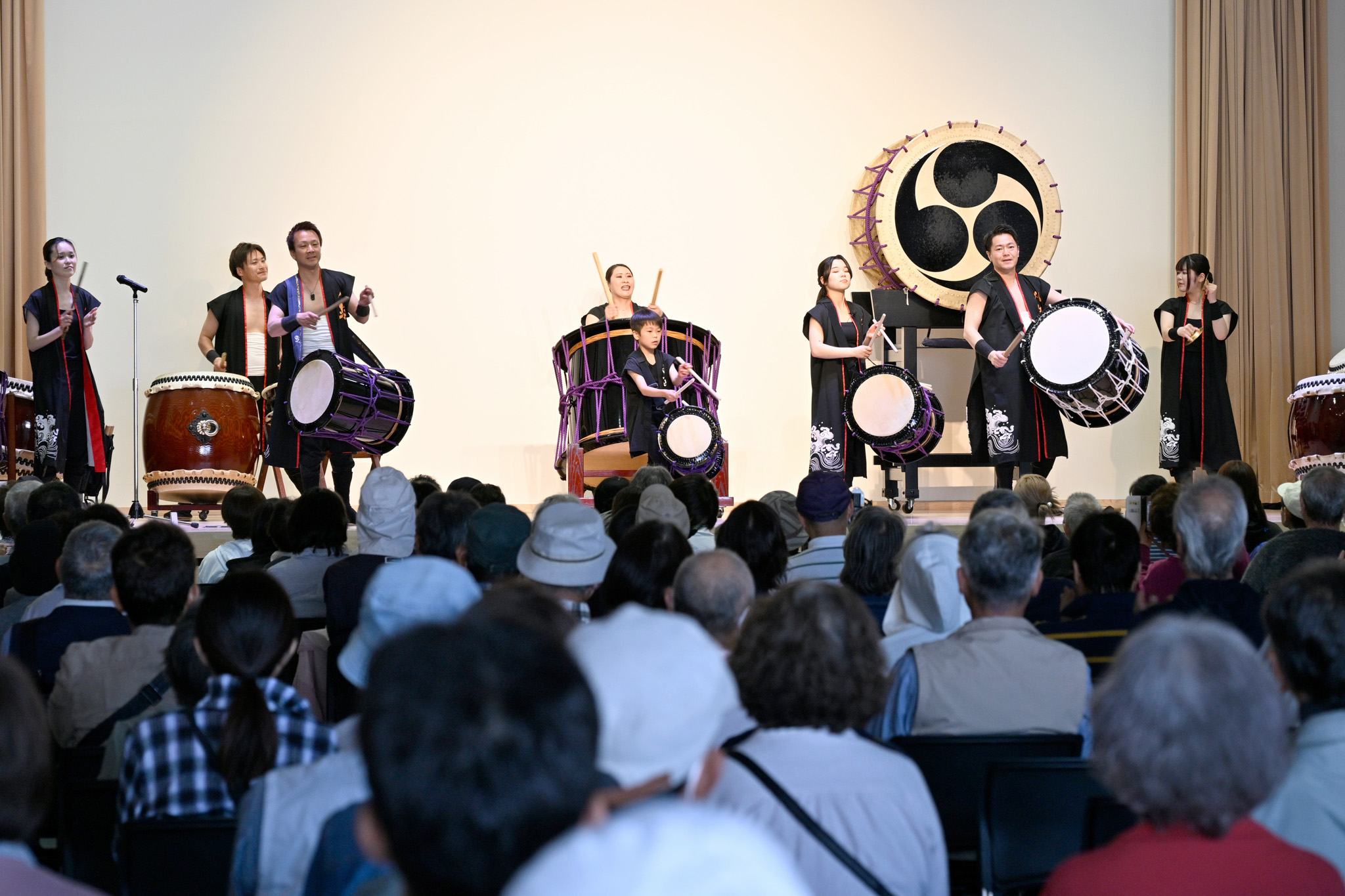 太鼓の力強い音色と息の合った演奏が、来場者を圧倒しました。
