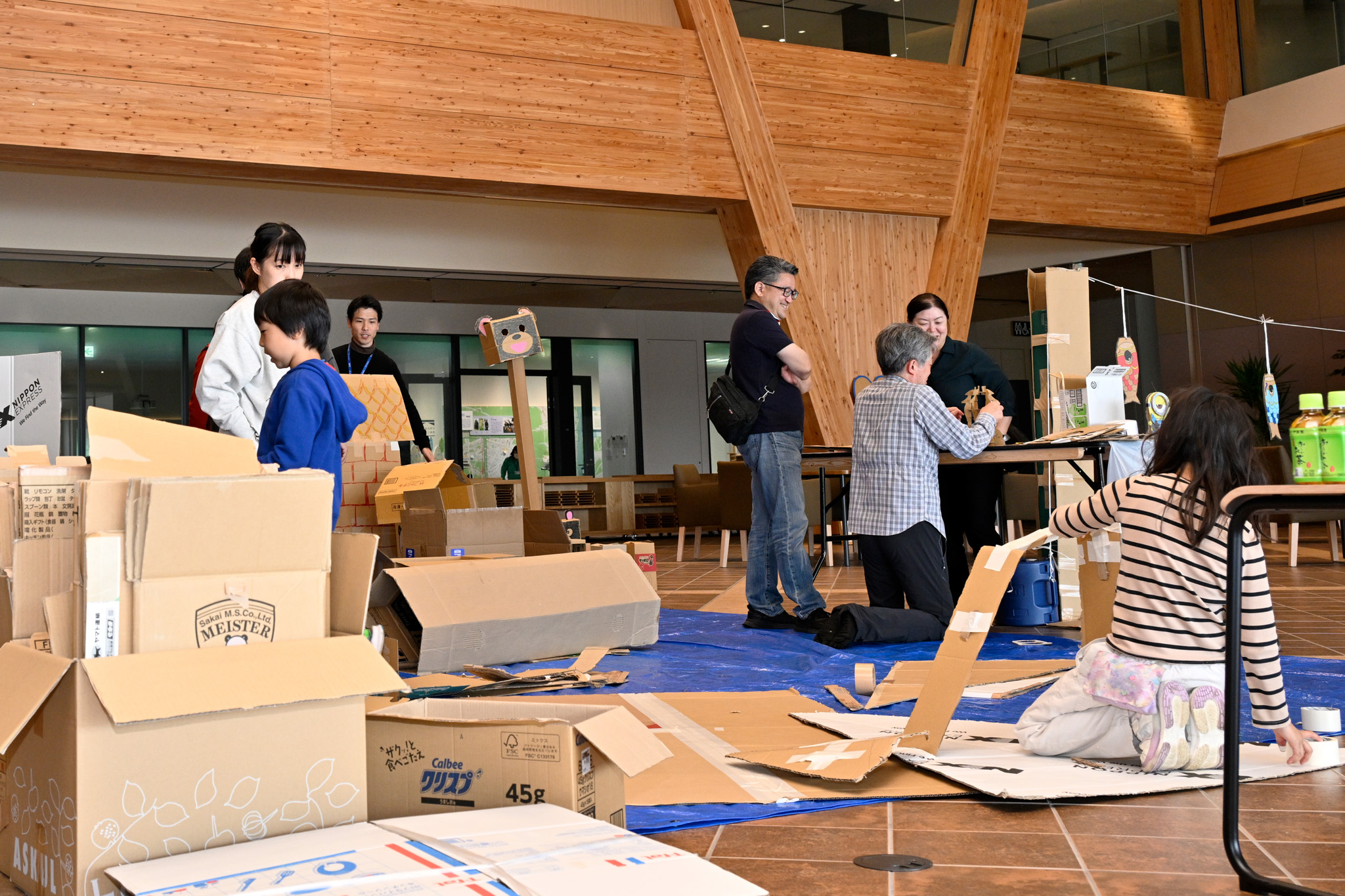 CREVAおおくまで、5月5日・6日の2日間、「みんなでつくろう！ダンボールランド」が開催され、参加者はダンボールを使って自由にものづくりを楽しみました。主催はBGタイズCCCと大熊町ゆめの森放課後児童クラブです。