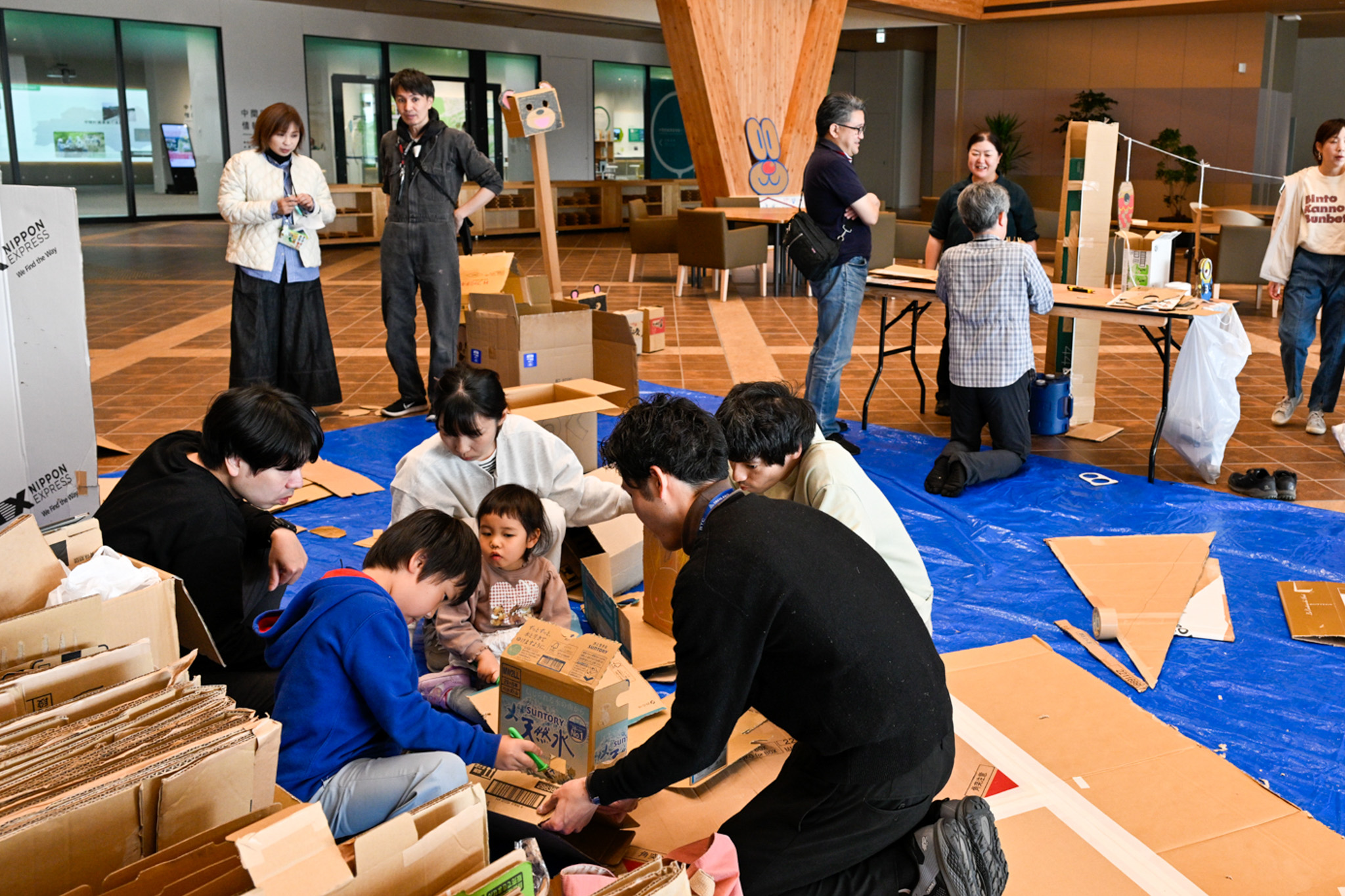 参加者は大小さまざまなダンボールを切ったり貼ったりして、お面やお城、秘密基地などを自由に作りました。