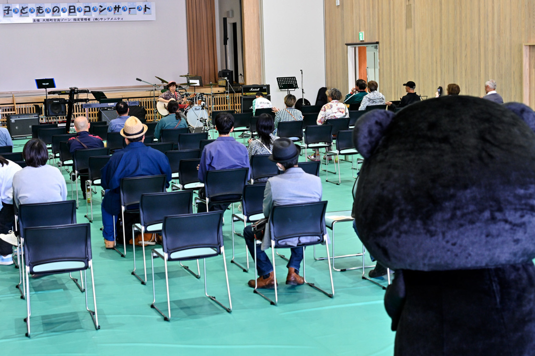 コンサート開演中には町のマスコットキャラクター「まあちゃん」も登場し、楽器の音色や歌声に耳を傾け、じっくりと聞き入っていました。