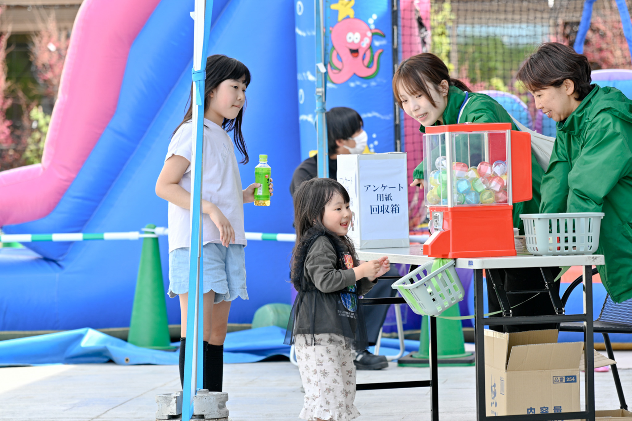 屋外に設置された子ども向けのミニ縁日には、巨大なエアー遊具やガシャポンが並び、子どもたちが夢中になって楽しんでいました。