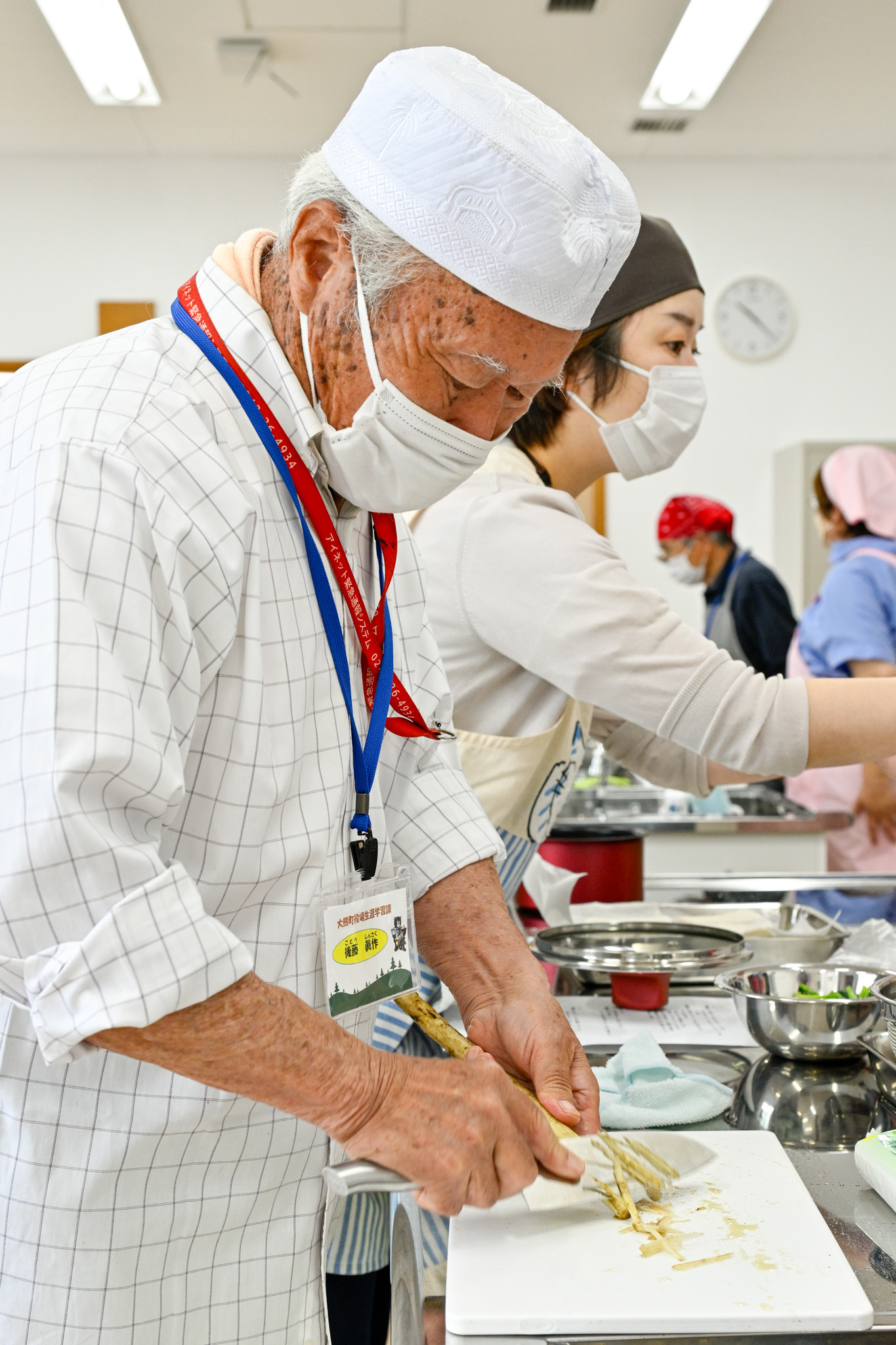 皮つきのままごぼうをささがきにする参加者