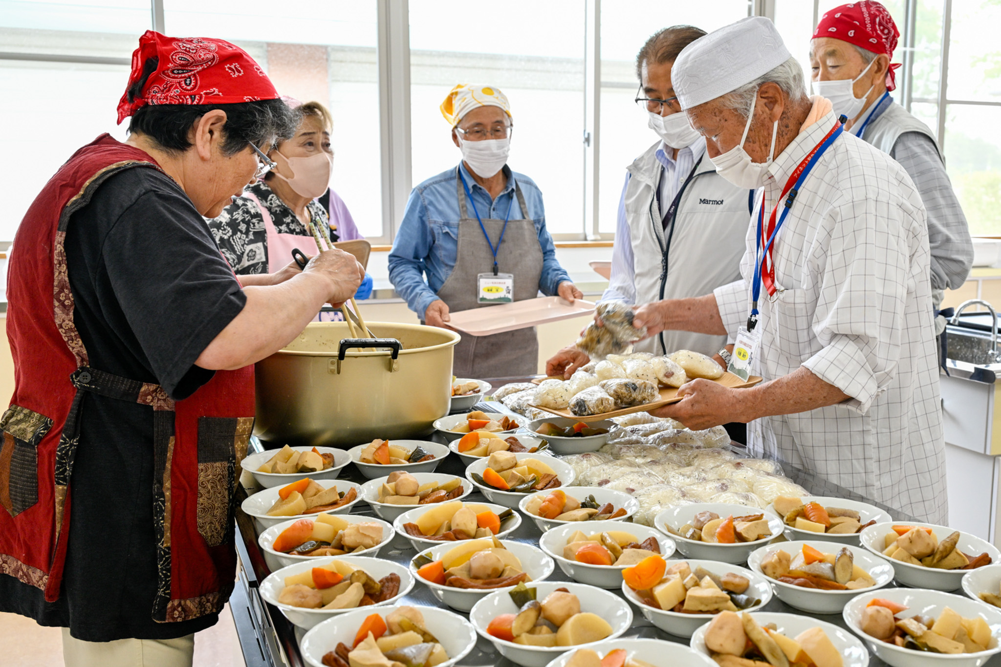 配膳台に料理が並び、期待高まる試食タイムへ
