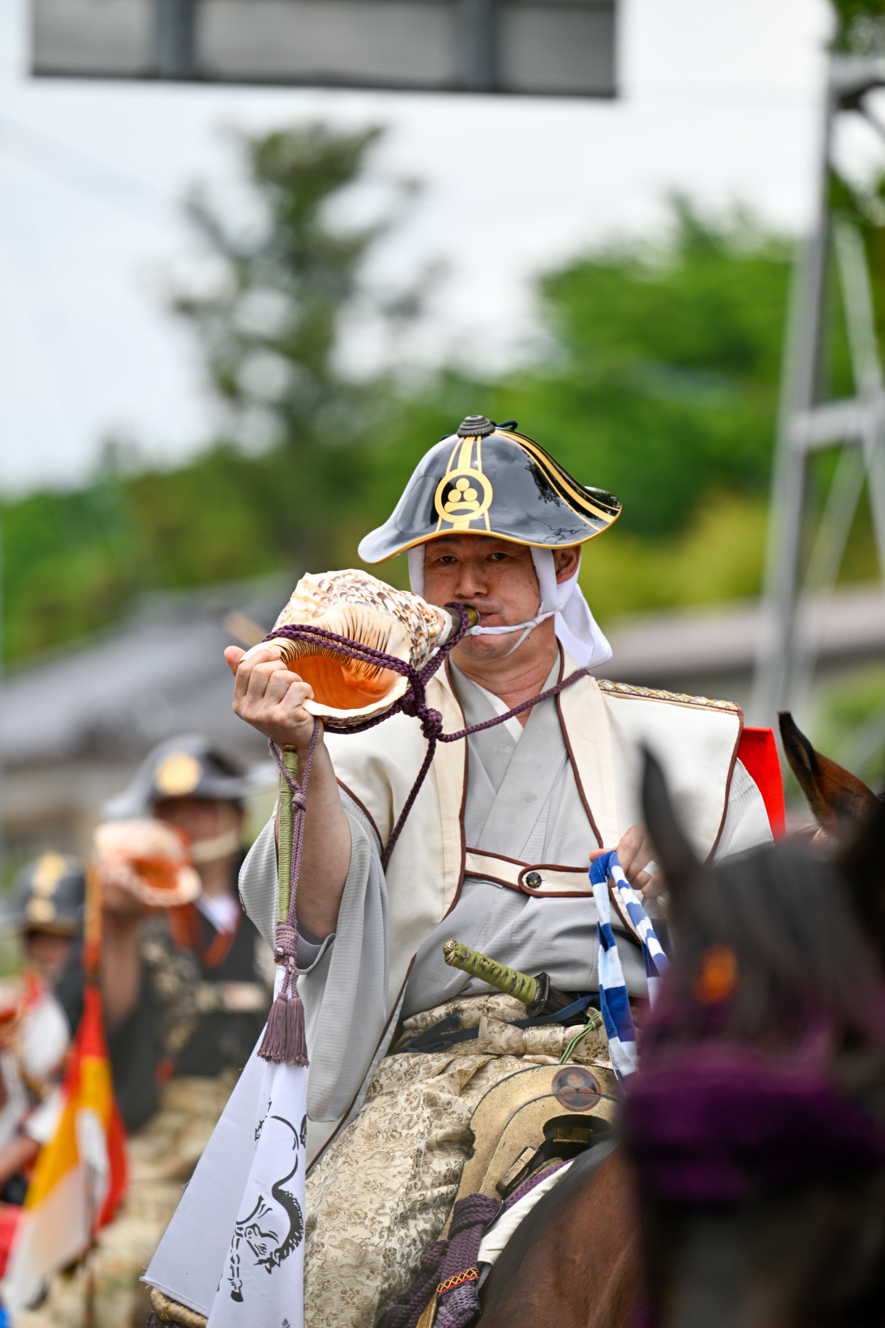 相馬野馬追では螺役(かいやく)が法螺貝を吹き、出陣や集合の合図を伝えます。戦国の雰囲気を高める音色です。
