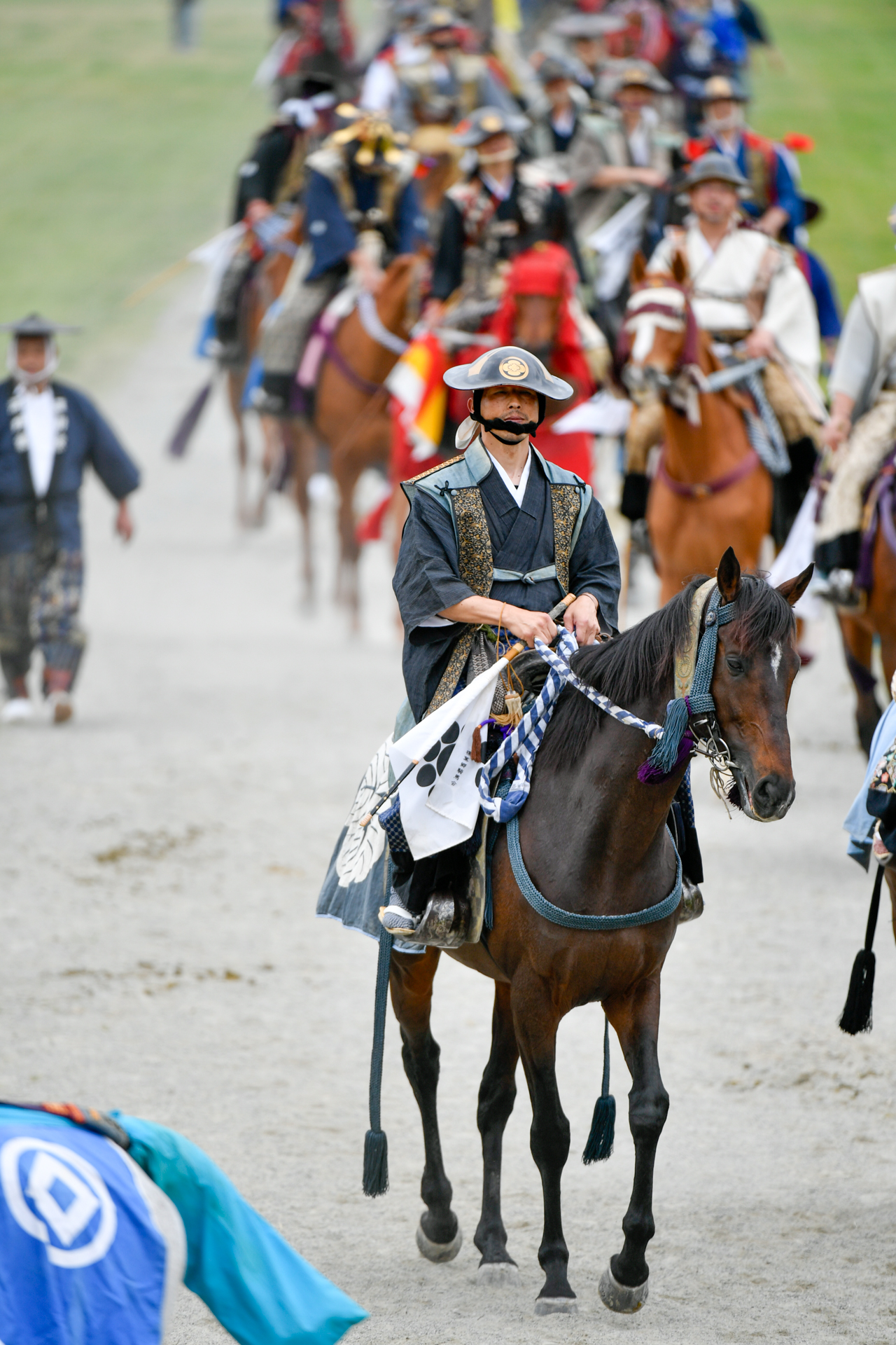 相馬藩の騎馬武者、本陣へ続々と集結。写真は、雲雀ケ原祭場地に集う勇壮な姿。

