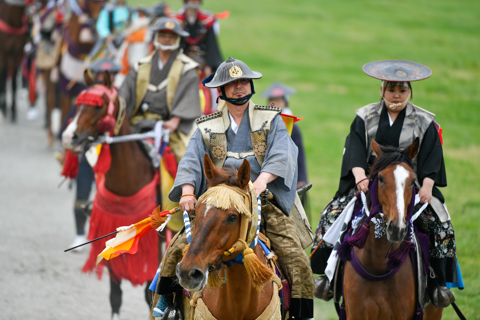 続々と雲雀ケ原祭場地に到着する約400騎の騎馬武者。標葉郷の騎馬として堂々と馬を走らせ行列する大熊町騎馬会の鈴木さん（中央）。
