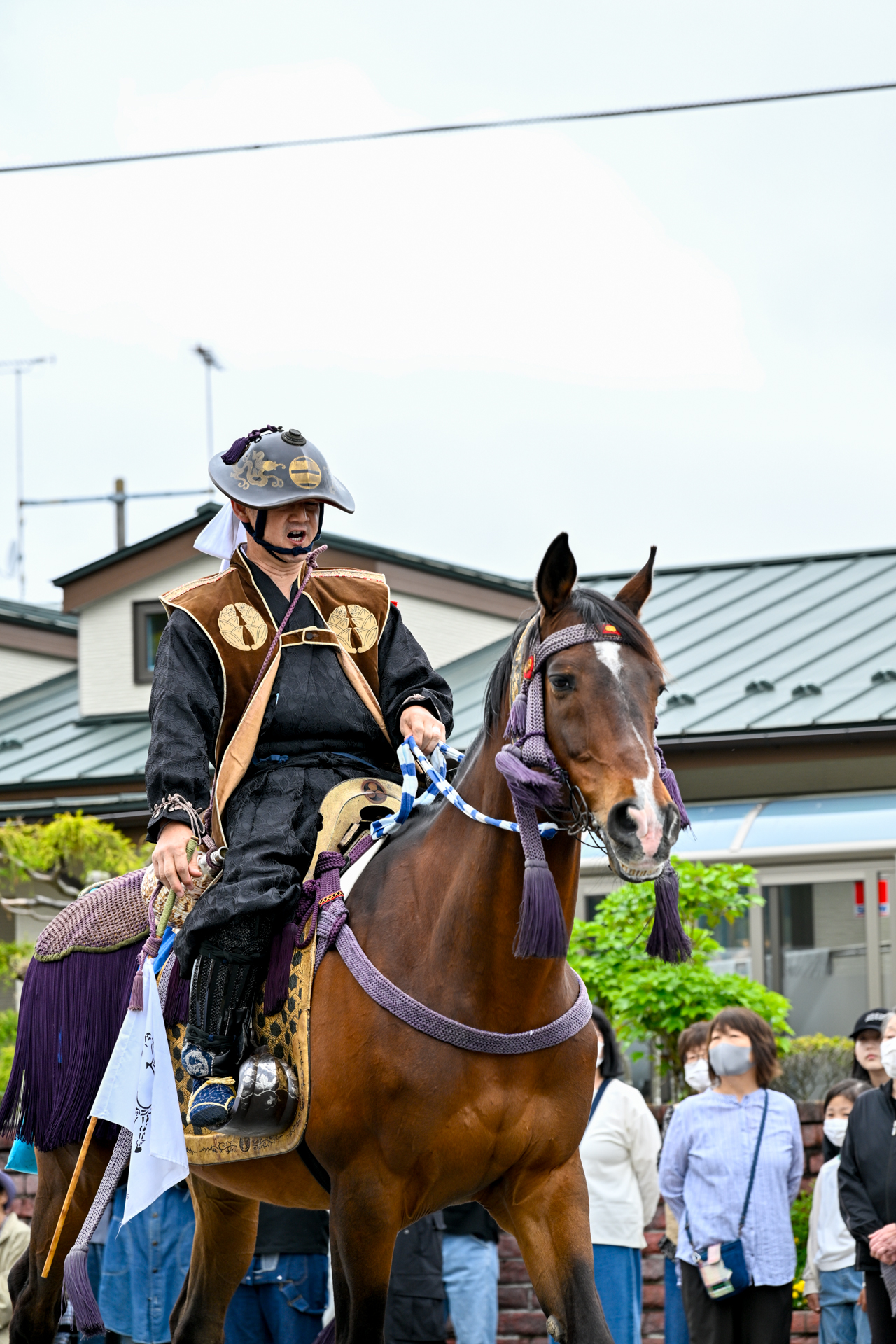 本祭り2日目－中ノ郷を先頭に、小高郷、標葉郷、北郷、宇多郷の騎馬武者たちが勢揃いし、原町区・野馬追通りから雲雀ケ原祭場地へ向けて堂々と行進しました。
