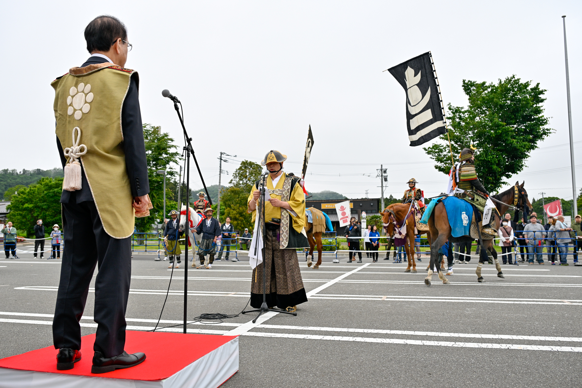 無事の帰還と武勲の報告をする副執行委員長代理の菅原生涯学習課長