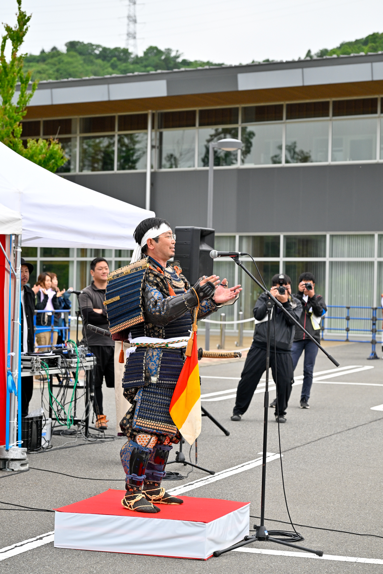 「相馬流れ山」を歌い上げる鈴木さん
