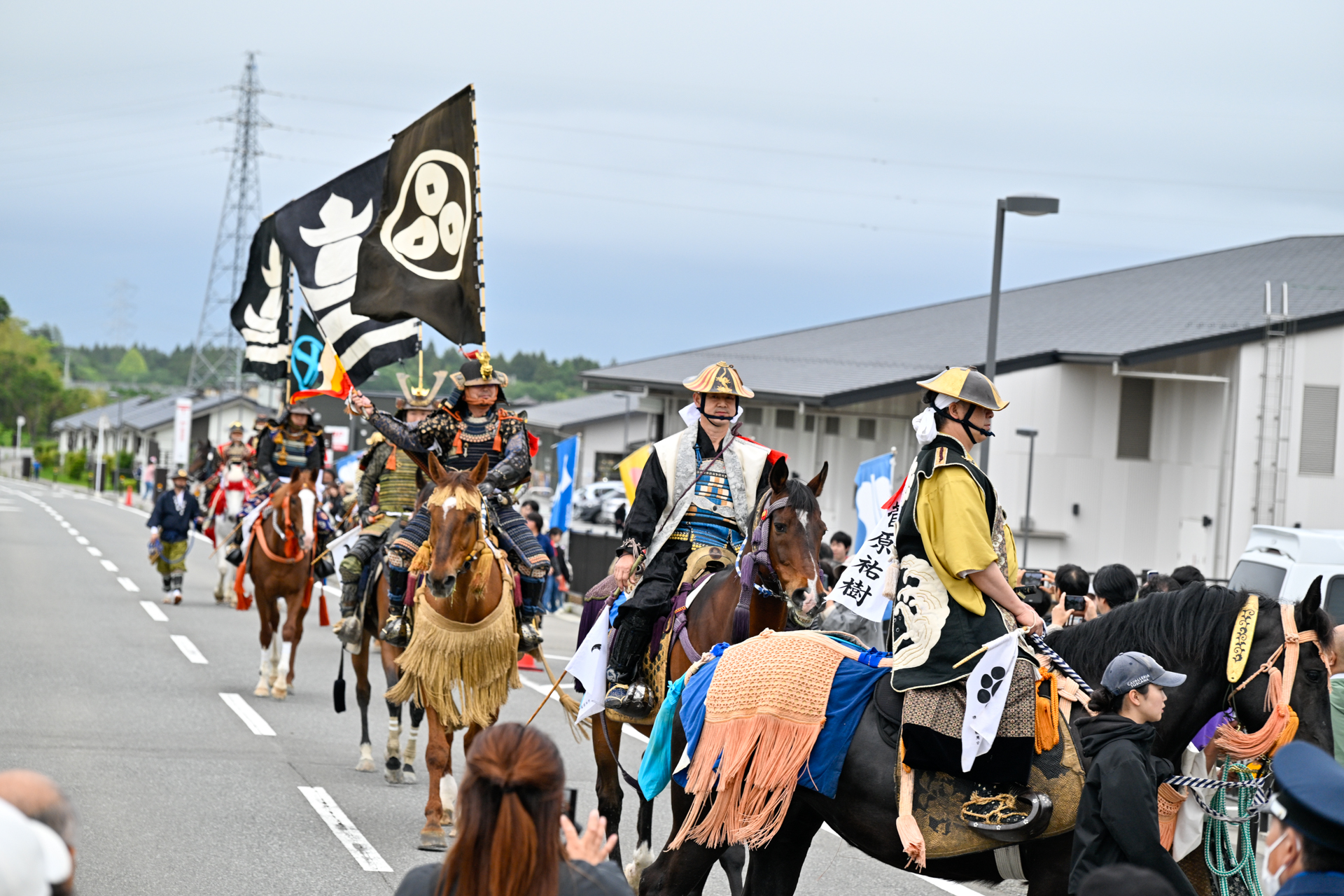 町内を凱旋する騎馬武者ら