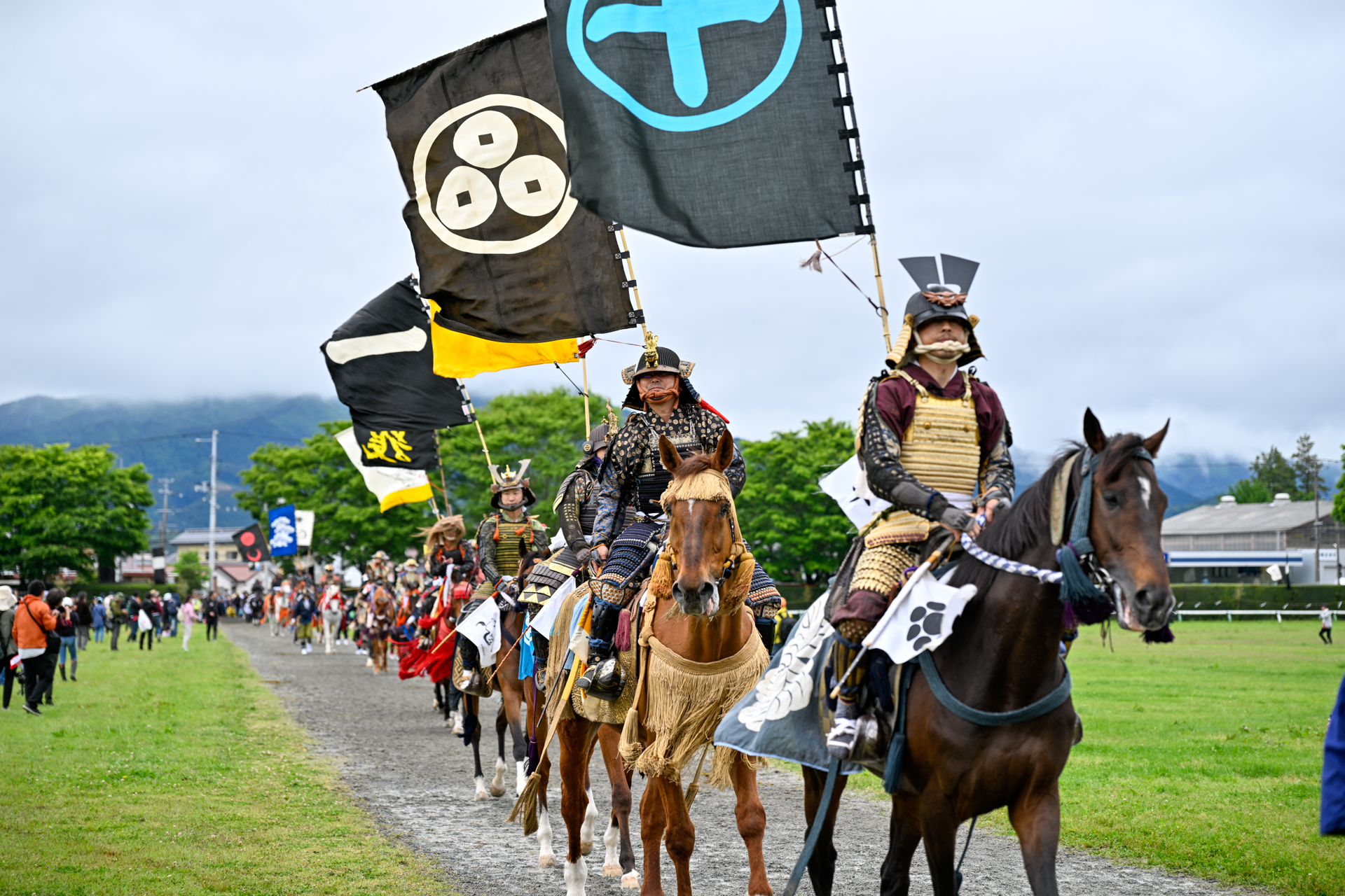 雲雀ケ原祭場地に入場する騎馬武者ら