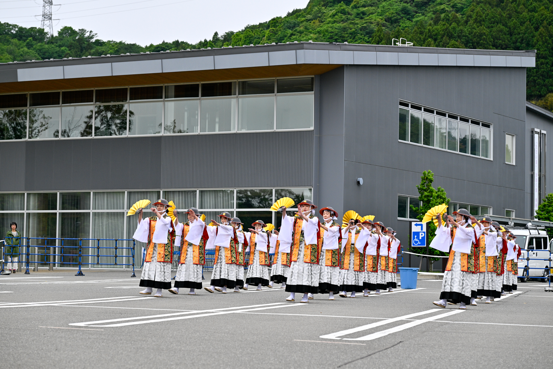 「相馬流れ山」に合わせ、保存会の皆さんが勇壮な踊りを披露